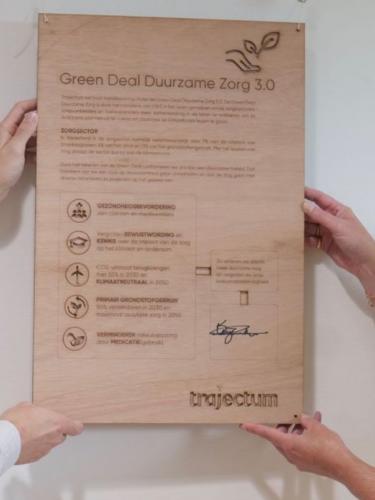 Trajectum zette op 10 oktober 2023 haar handtekening onder de Green Deal Duurzame Zorg 3.0. De Green Deal Duurzame Zorg is door het ministerie van VWS in het leven geroepen om bij zorgkantoren, zorgaanbieders en toeleveranciers meer samenwerking in de keten te realiseren. Het doel is om duurzame plannen uit te voeren en daarmee de klimaatcrisis tegen te gaan.